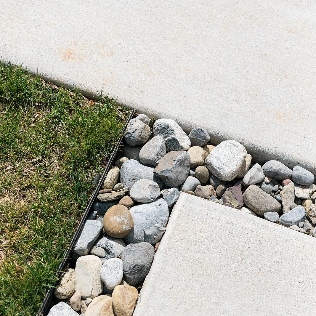 Modern backyard with landscaped edges and stepping stone accents